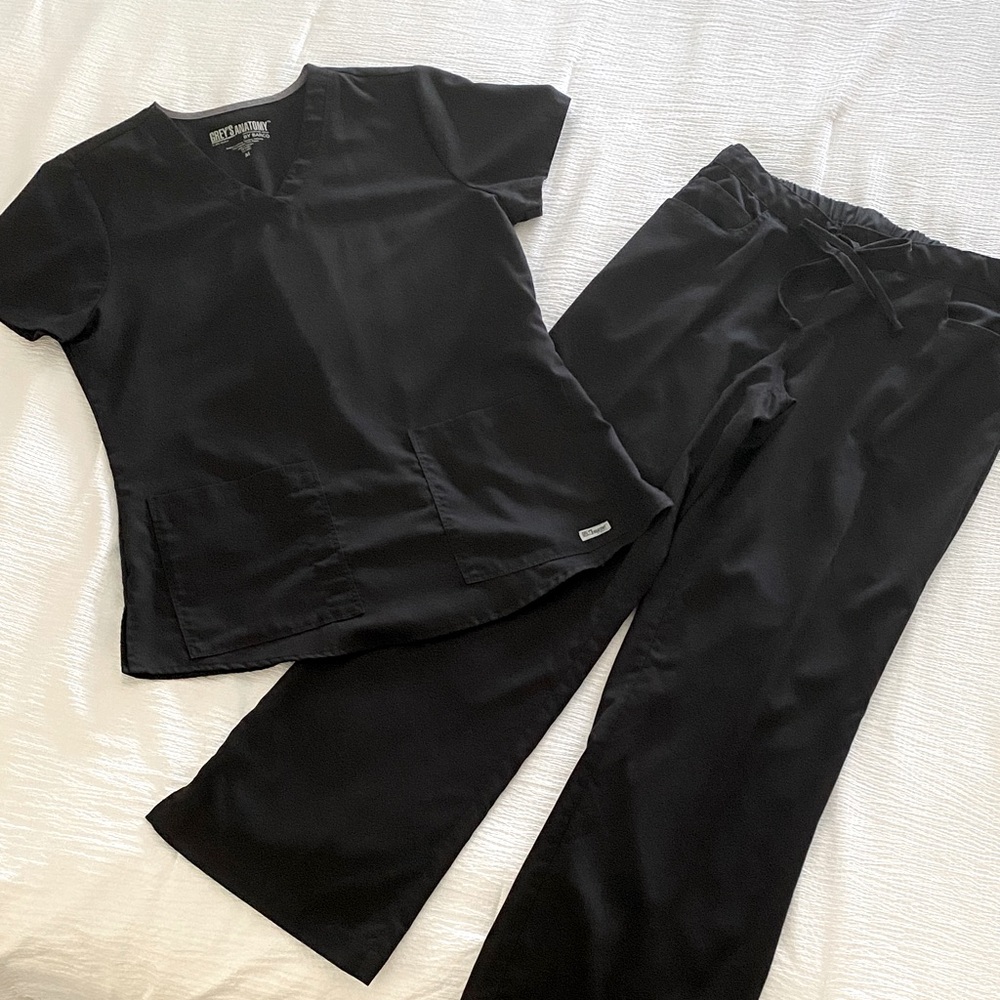 Greys Anatomy Black Scrub Set. Medium top, MP bottoms.